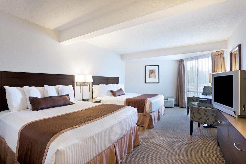 Ramada by Wyndham Kamloops Hotel Bagian luar foto