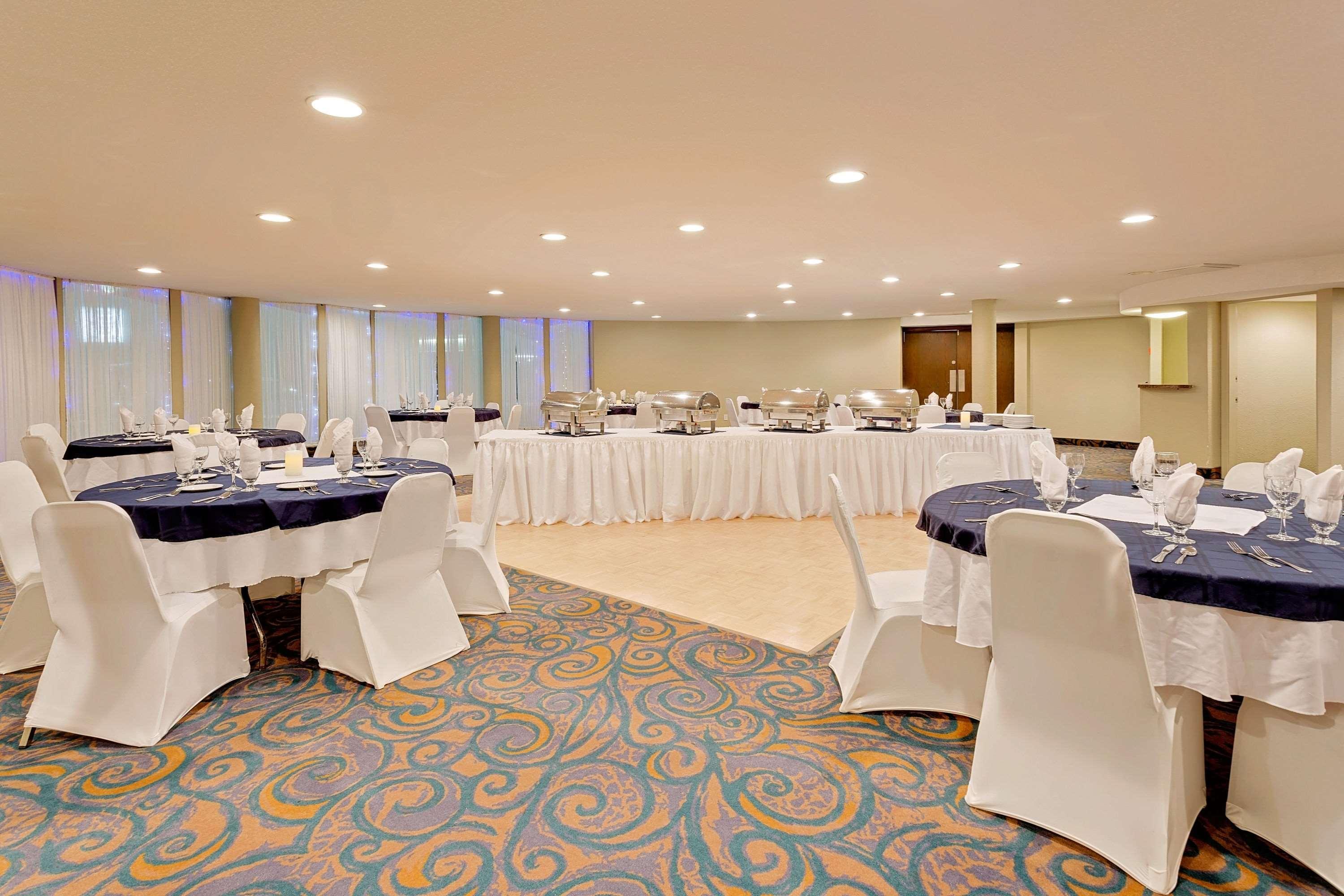Ramada by Wyndham Kamloops Hotel Bagian luar foto