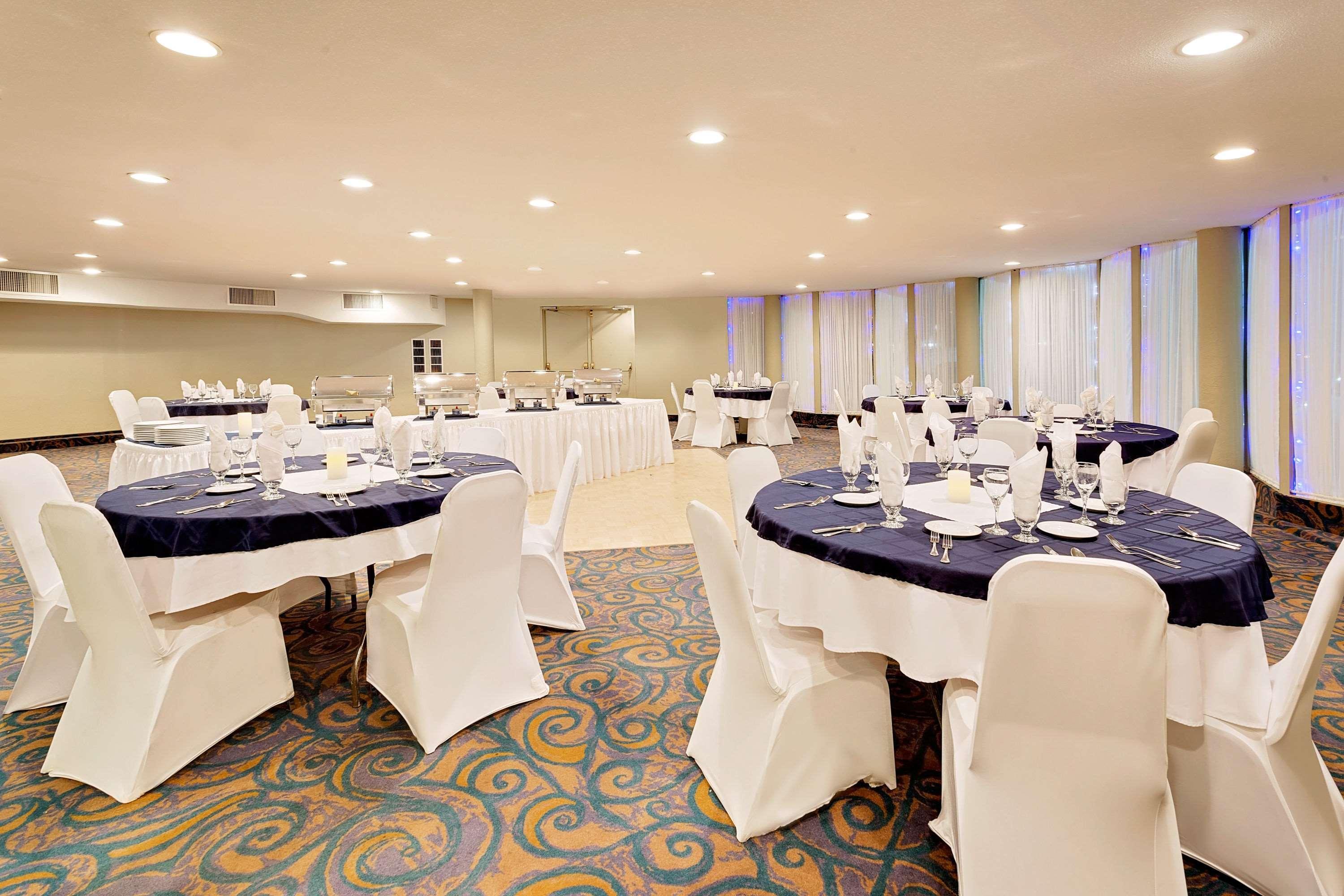 Ramada by Wyndham Kamloops Hotel Bagian luar foto