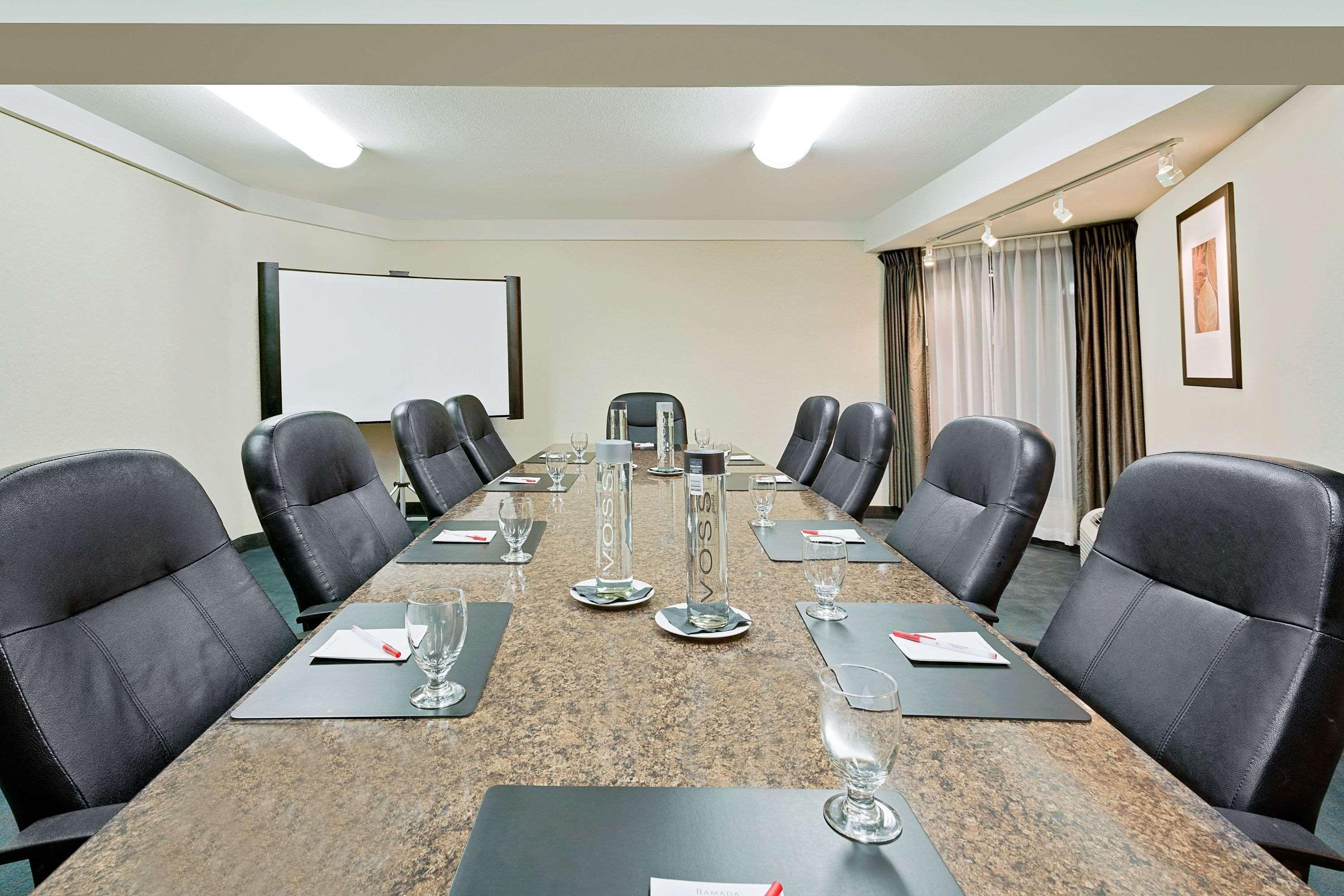 Ramada by Wyndham Kamloops Hotel Bagian luar foto