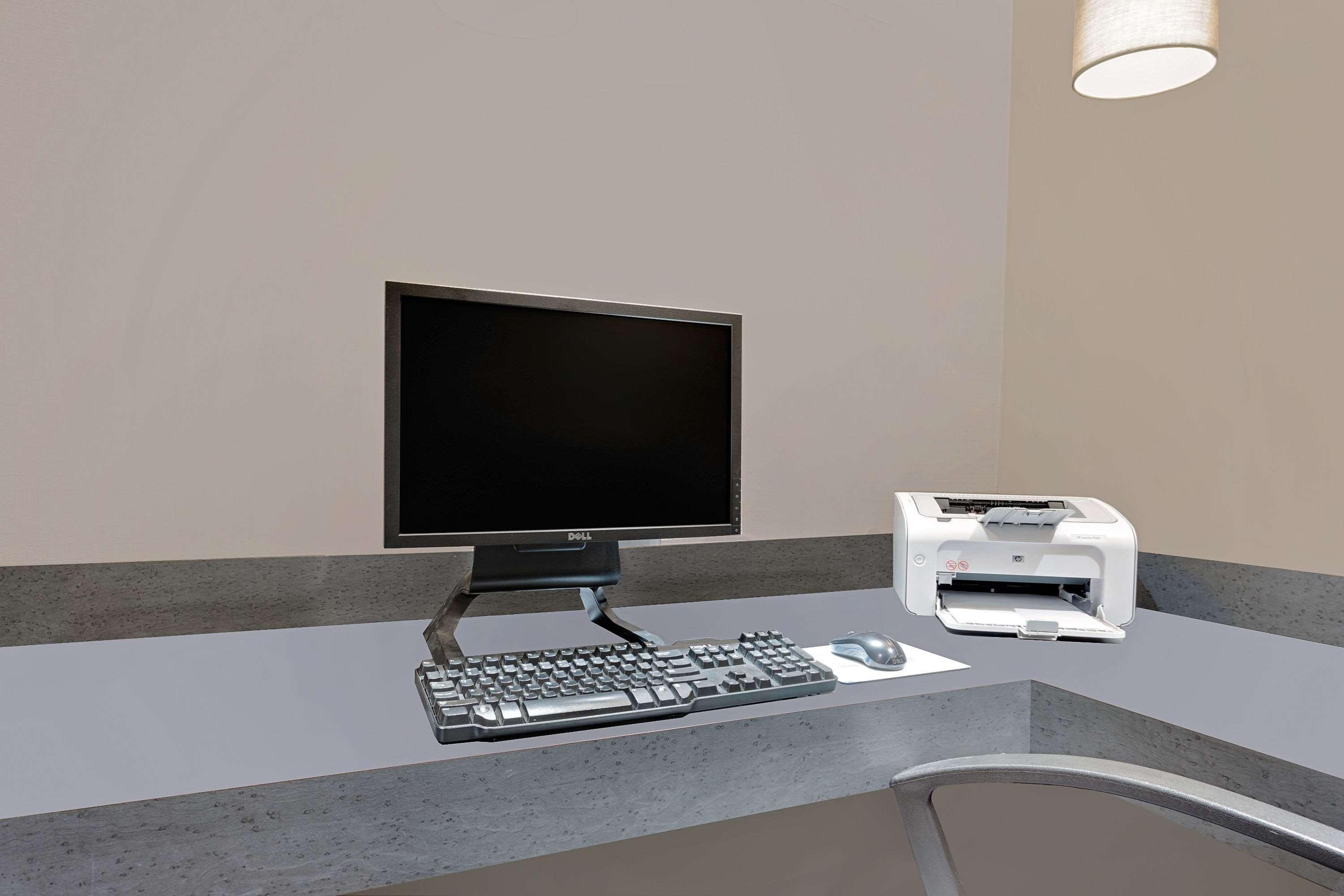 Ramada by Wyndham Kamloops Hotel Bagian luar foto