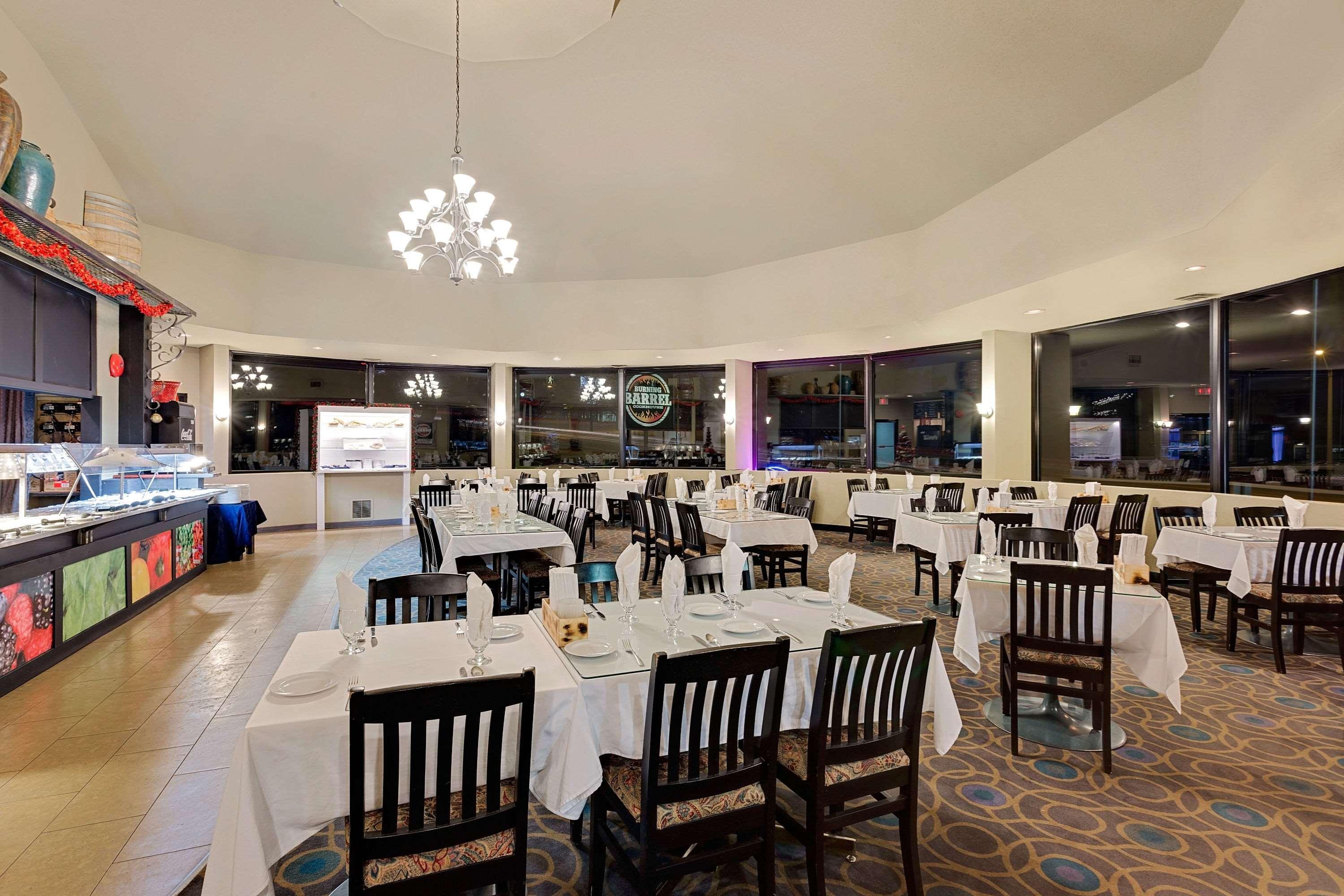 Ramada by Wyndham Kamloops Hotel Bagian luar foto