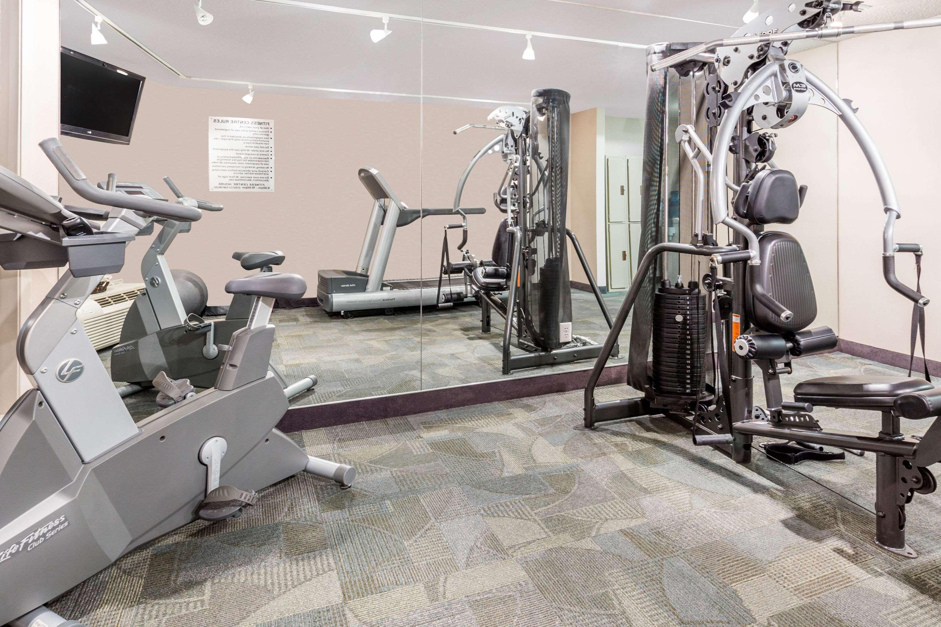 Ramada by Wyndham Kamloops Hotel Bagian luar foto