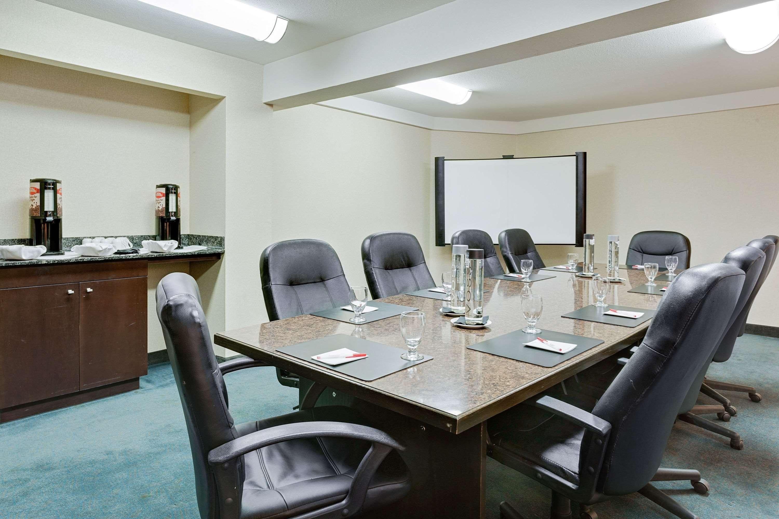 Ramada by Wyndham Kamloops Hotel Bagian luar foto