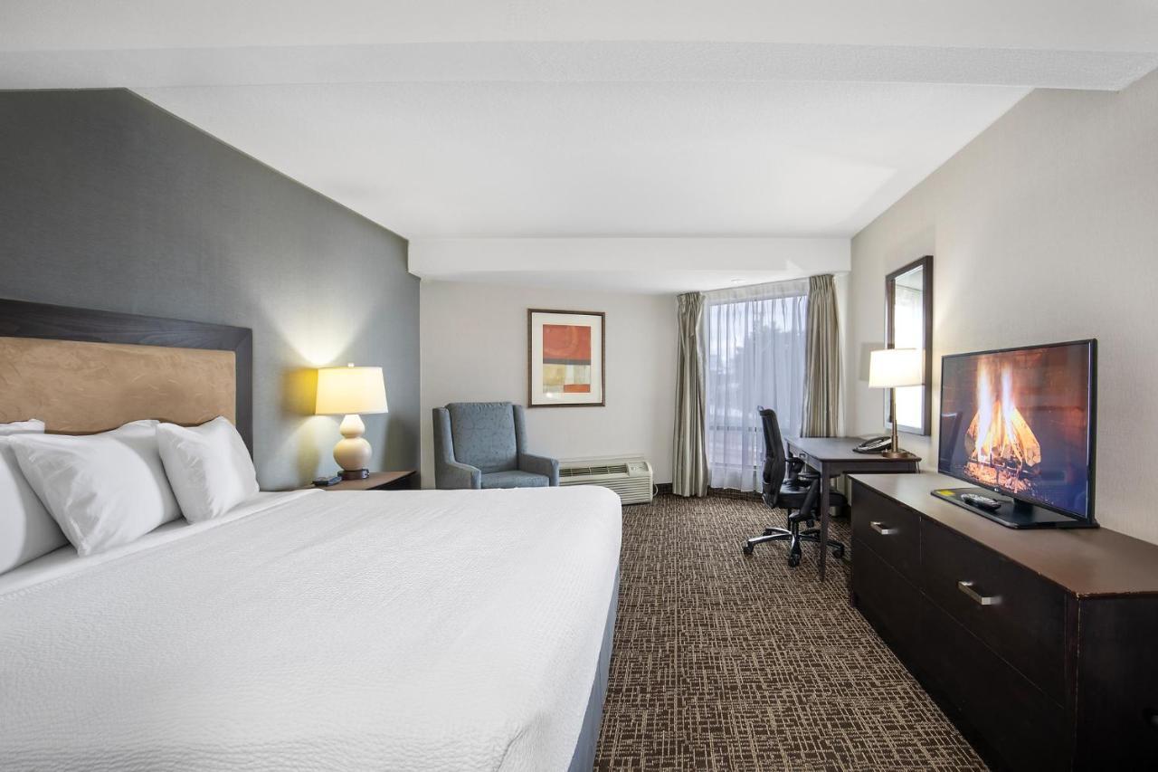 Ramada by Wyndham Kamloops Hotel Bagian luar foto