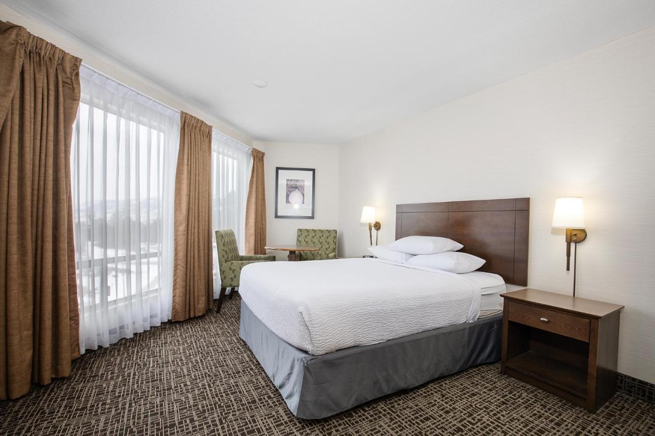 Ramada by Wyndham Kamloops Hotel Bagian luar foto