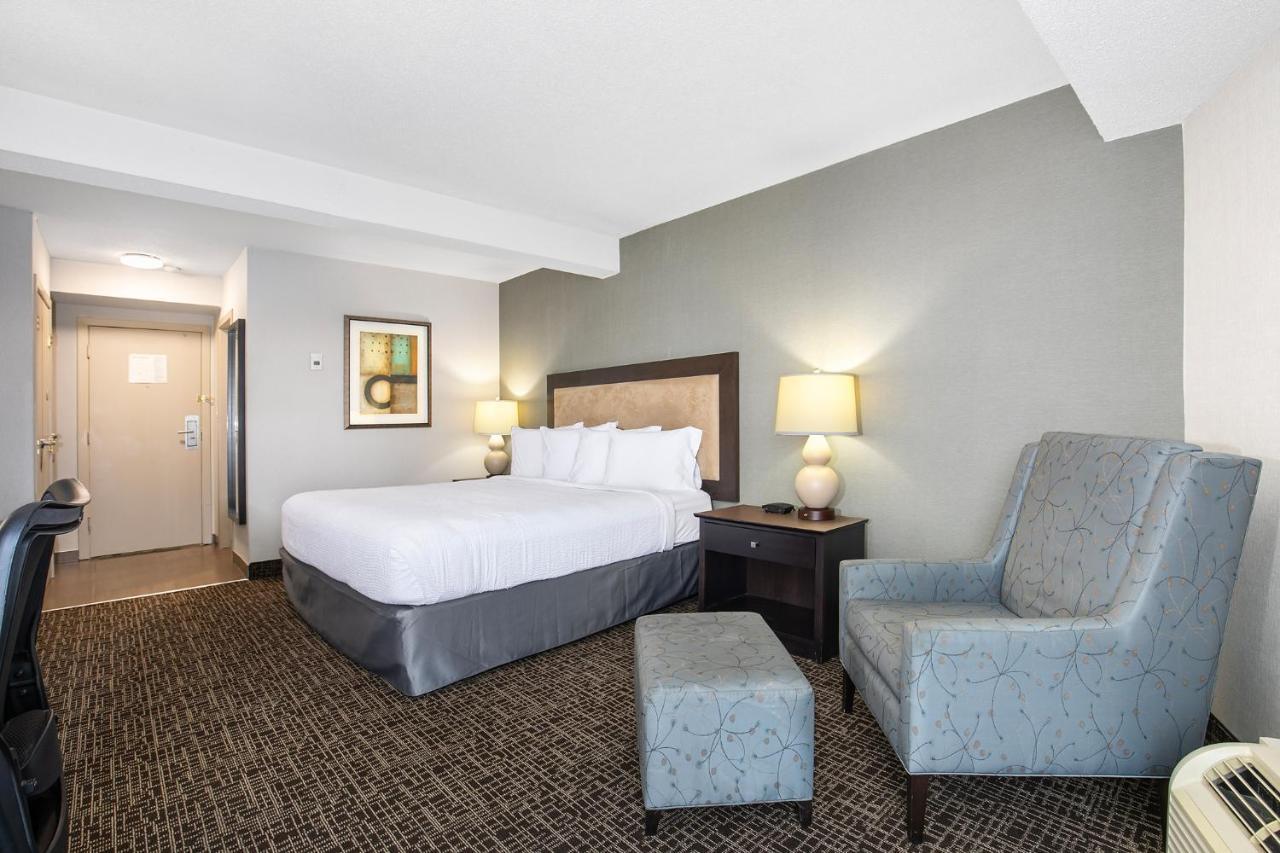 Ramada by Wyndham Kamloops Hotel Bagian luar foto