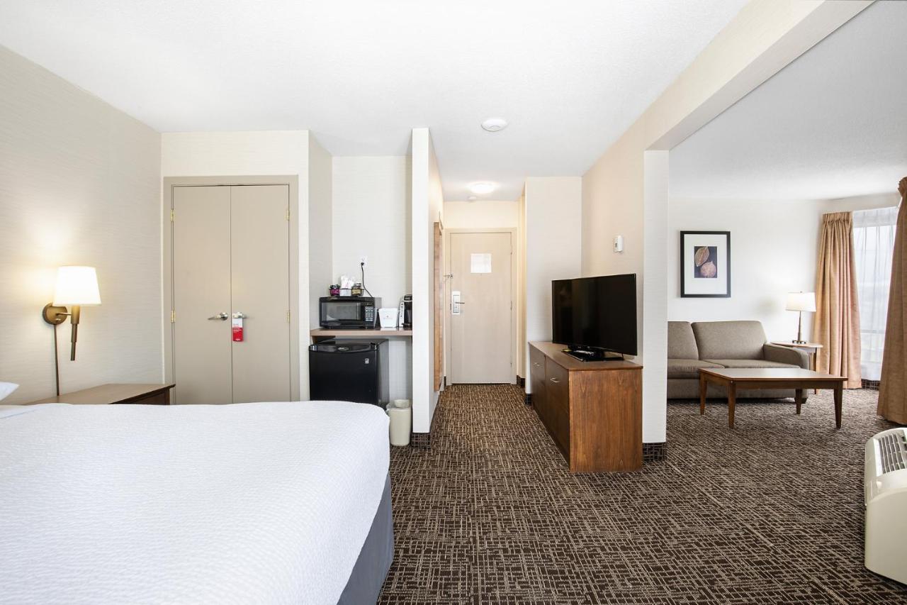Ramada by Wyndham Kamloops Hotel Bagian luar foto