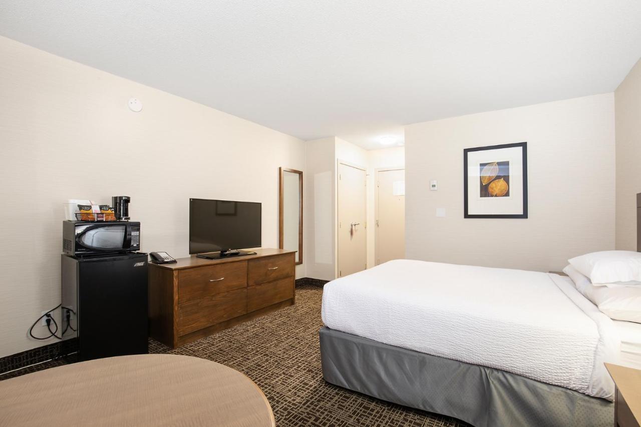 Ramada by Wyndham Kamloops Hotel Bagian luar foto