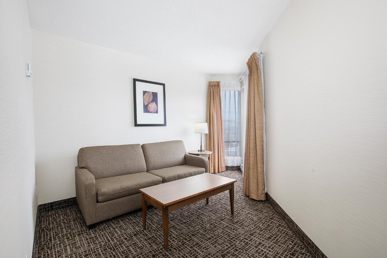 Ramada by Wyndham Kamloops Hotel Bagian luar foto