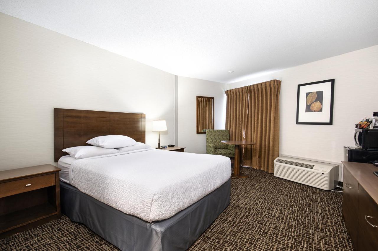 Ramada by Wyndham Kamloops Hotel Bagian luar foto