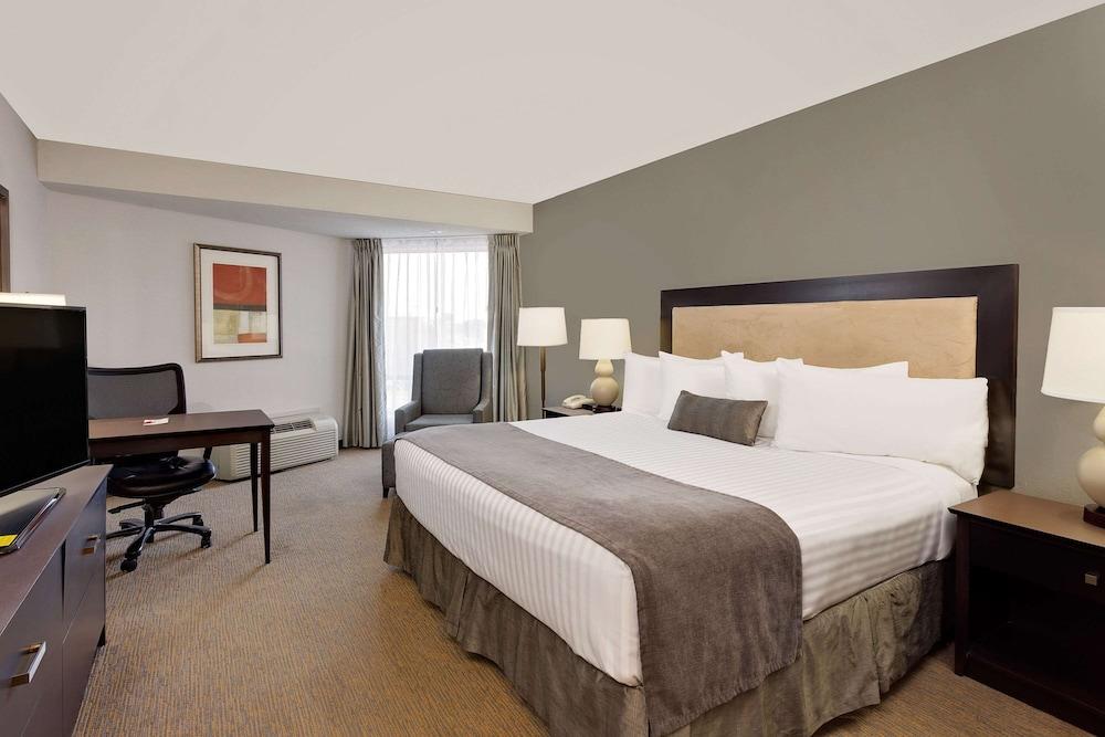 Ramada by Wyndham Kamloops Hotel Bagian luar foto