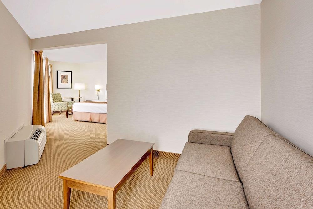 Ramada by Wyndham Kamloops Hotel Bagian luar foto