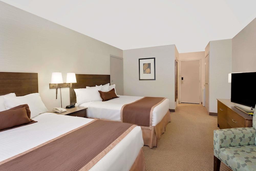 Ramada by Wyndham Kamloops Hotel Bagian luar foto