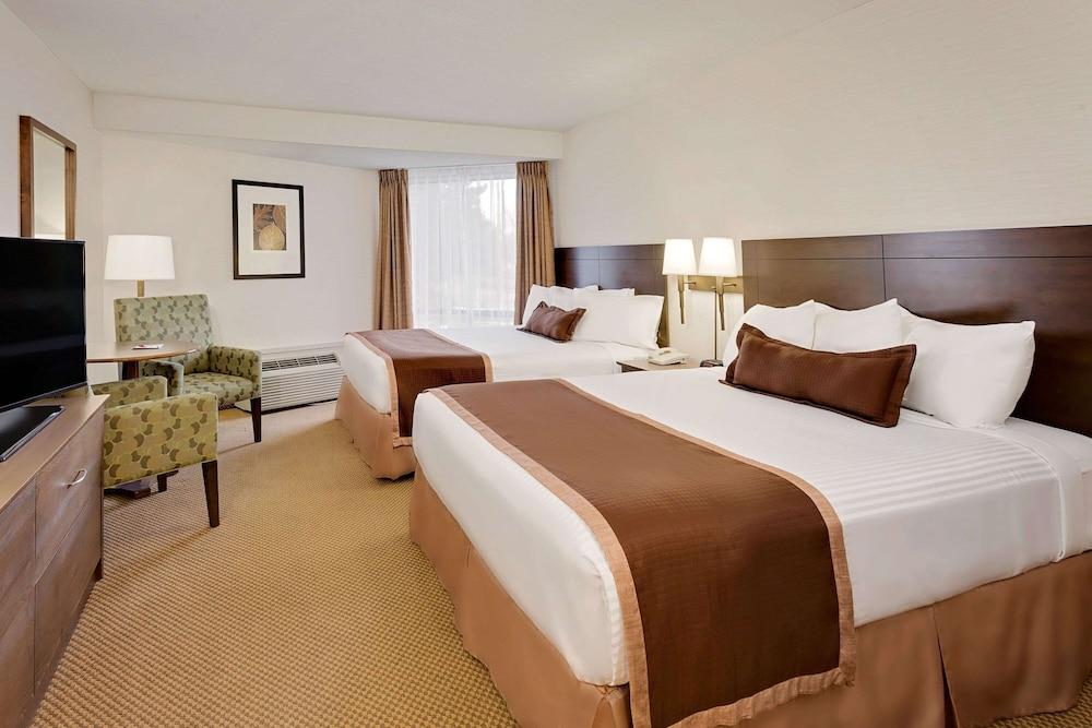 Ramada by Wyndham Kamloops Hotel Bagian luar foto
