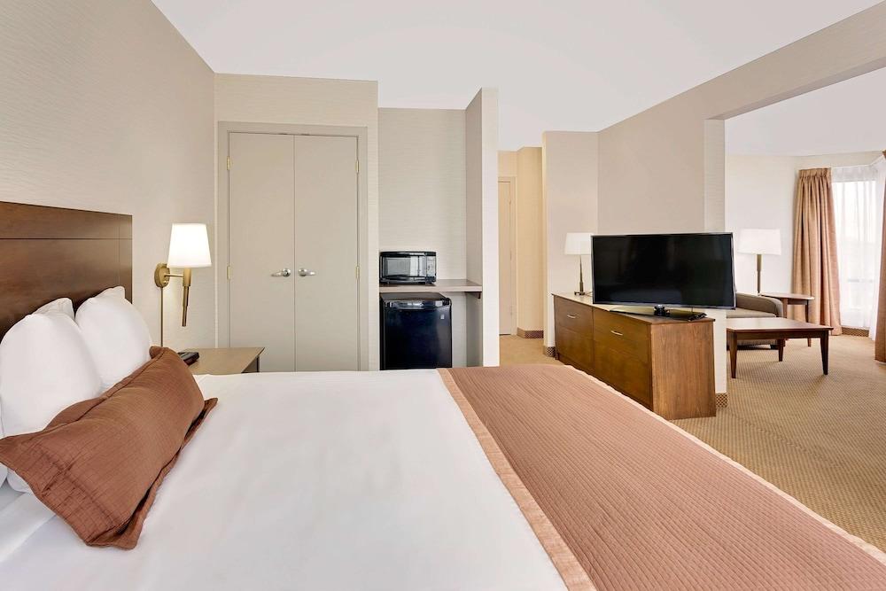 Ramada by Wyndham Kamloops Hotel Bagian luar foto
