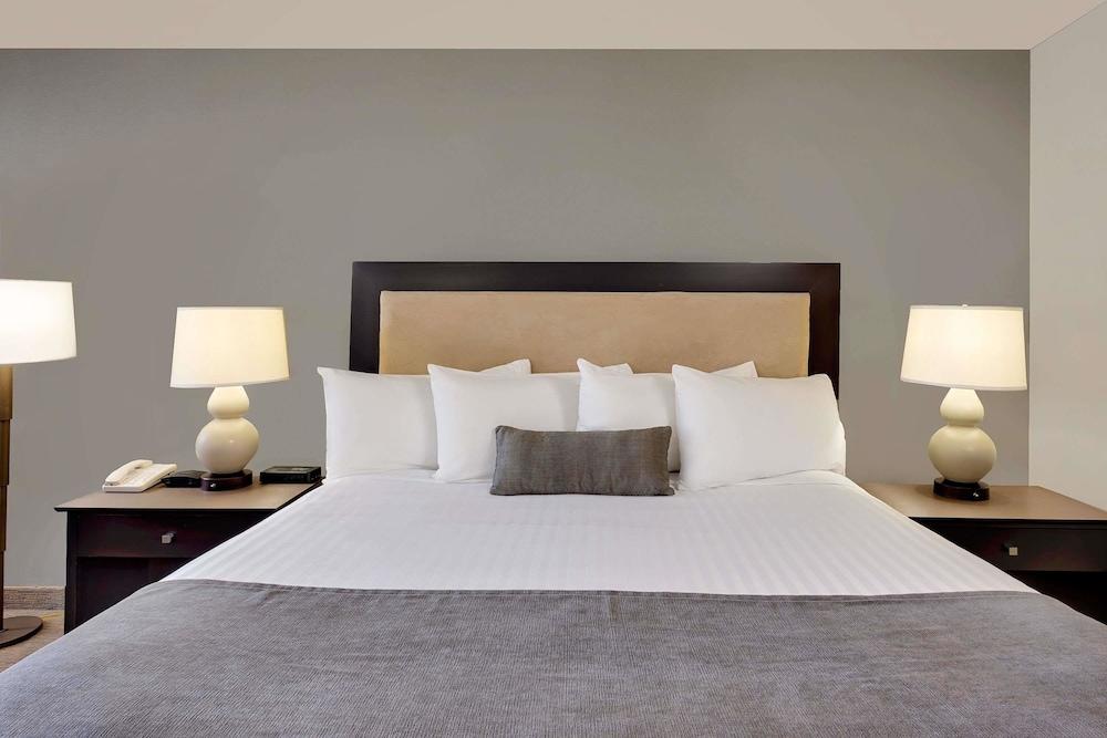 Ramada by Wyndham Kamloops Hotel Bagian luar foto