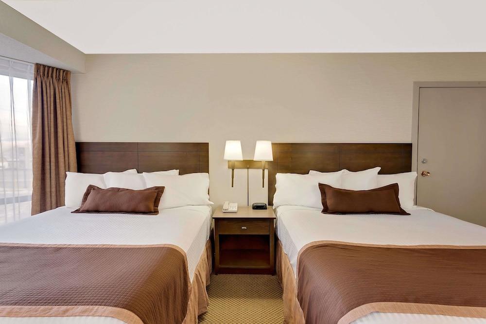 Ramada by Wyndham Kamloops Hotel Bagian luar foto