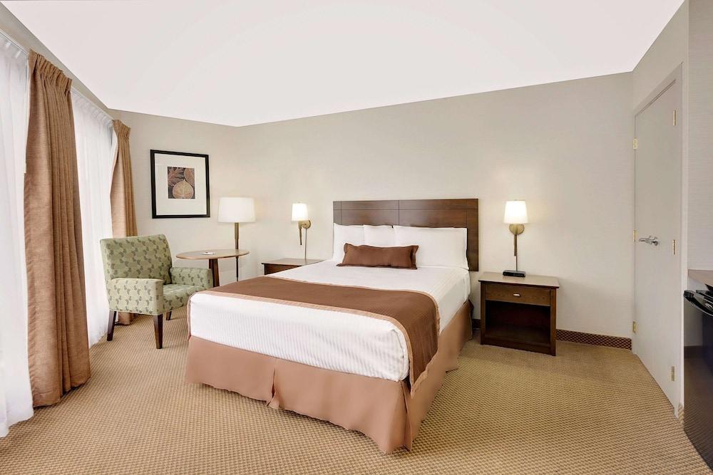 Ramada by Wyndham Kamloops Hotel Bagian luar foto