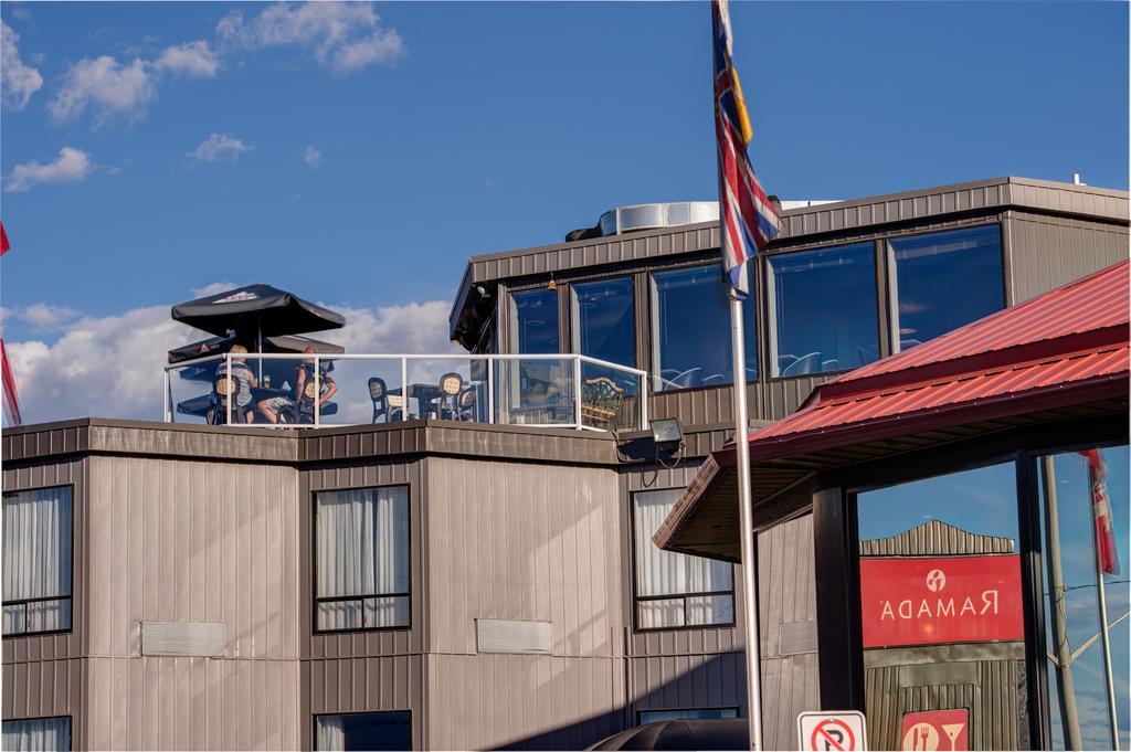 Ramada by Wyndham Kamloops Hotel Bagian luar foto