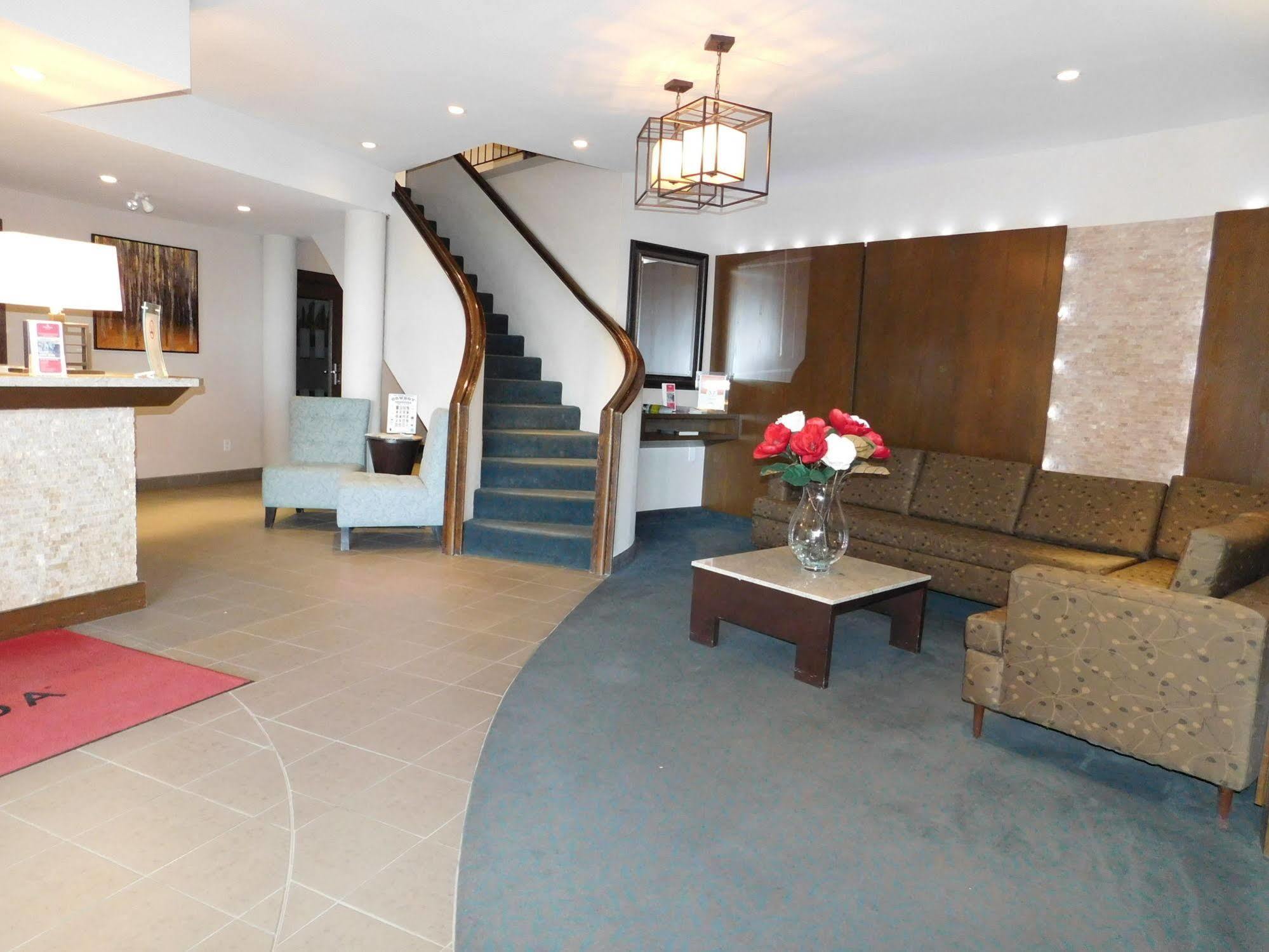 Ramada by Wyndham Kamloops Hotel Bagian luar foto