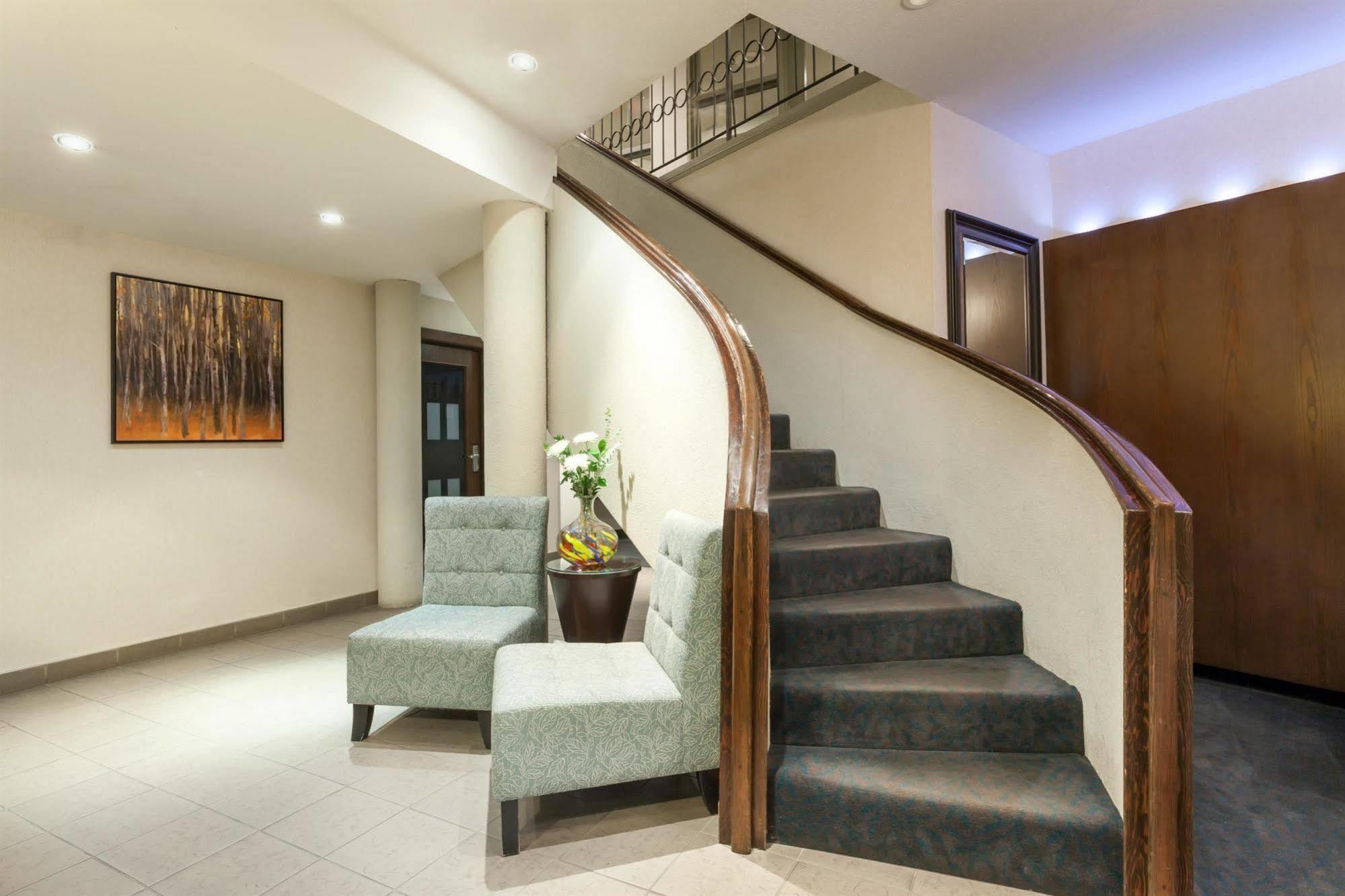 Ramada by Wyndham Kamloops Hotel Bagian luar foto
