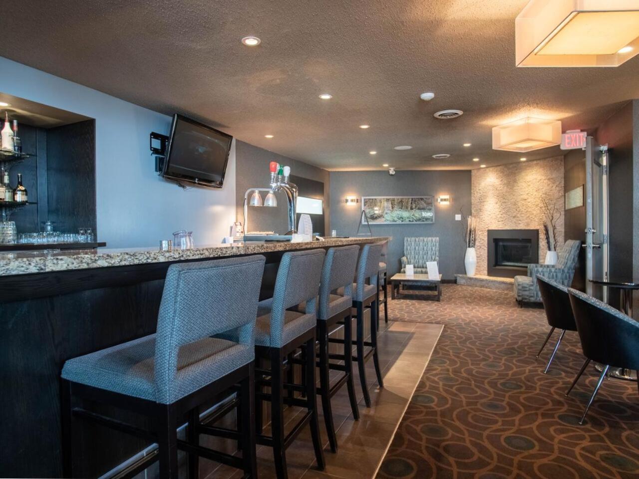 Ramada by Wyndham Kamloops Hotel Bagian luar foto