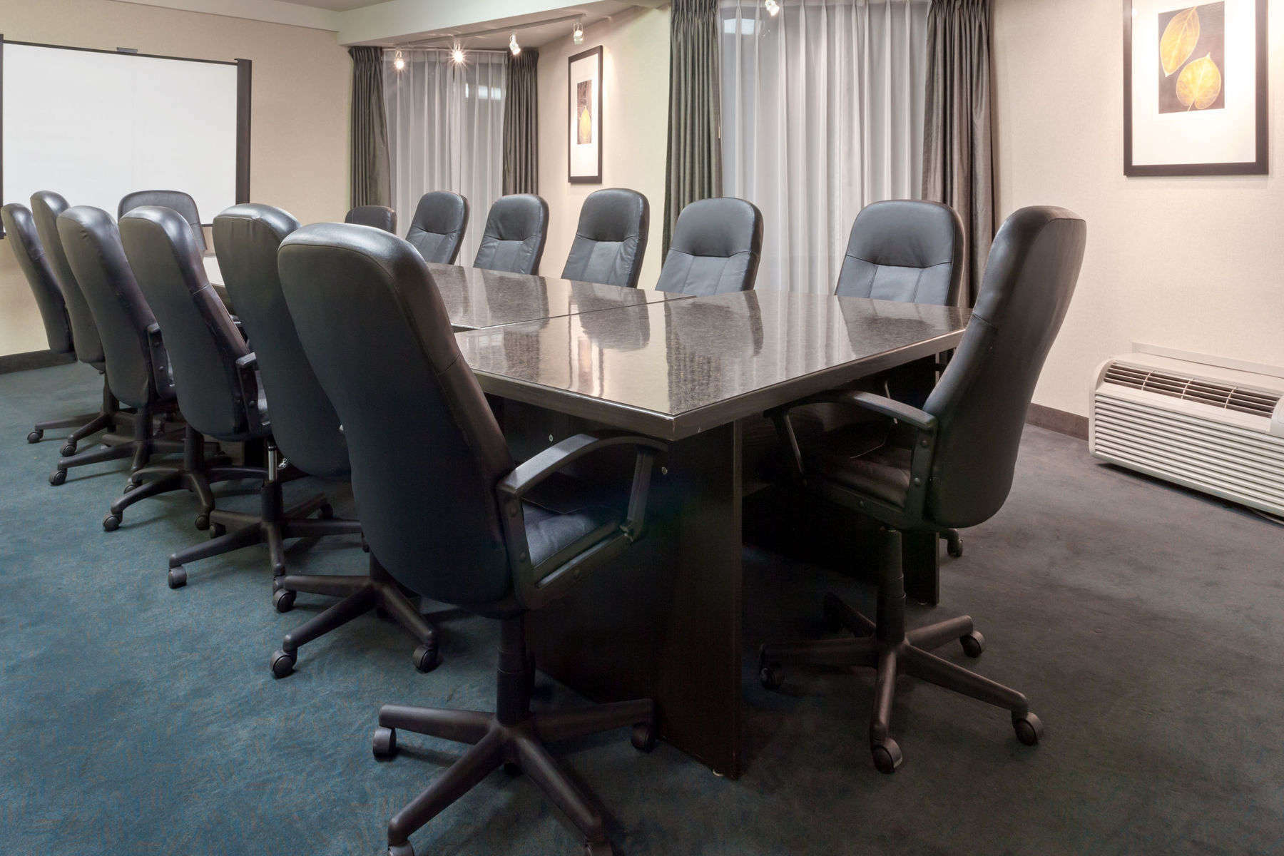 Ramada by Wyndham Kamloops Hotel Bagian luar foto
